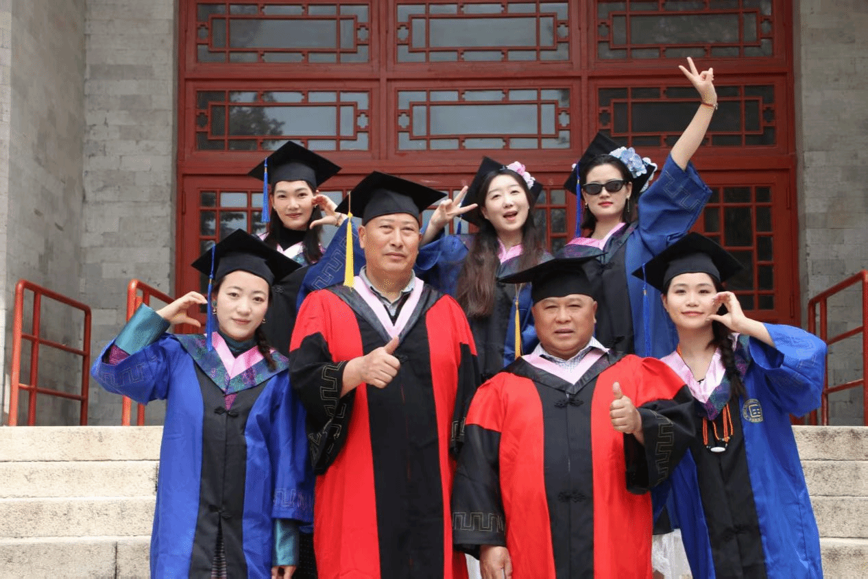 榜樣 | 中國(guó)少數(shù)民族語(yǔ)言文學(xué)學(xué)院鐘進(jìn)文:“研究生要有研究范兒!”