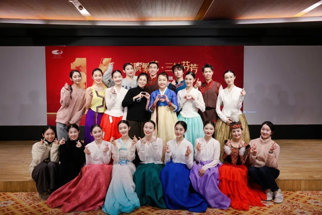舞蹈學院教師崔月梅在國家大劇院主講《舞韻華夏——中國民族民間舞蹈》