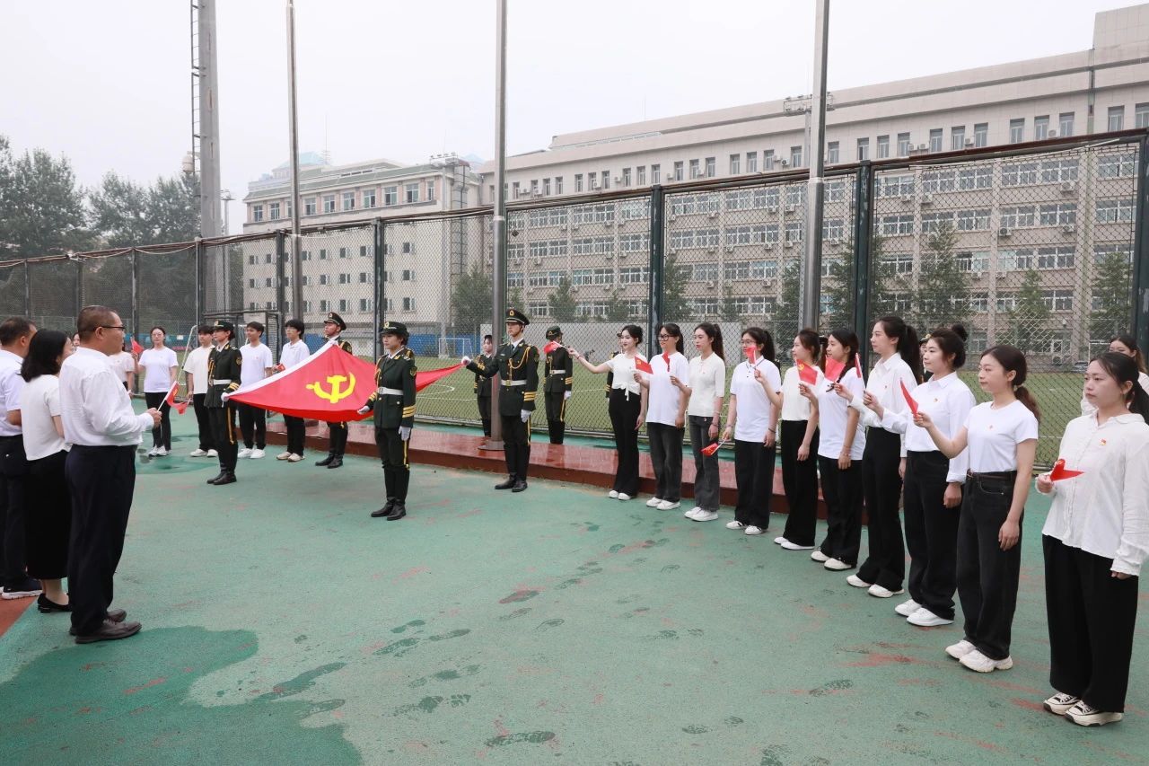  慶祝中國共產黨成立104周年 | 學校干部師生代表升國旗、唱國歌、重溫入黨誓詞