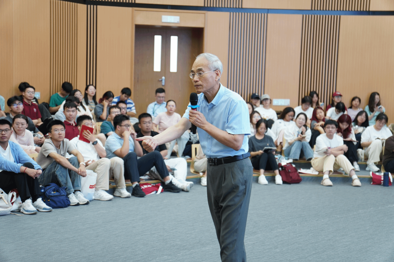 歷史文化學院新生“學術第一課”開講 | 我的教學與學術研究的體會